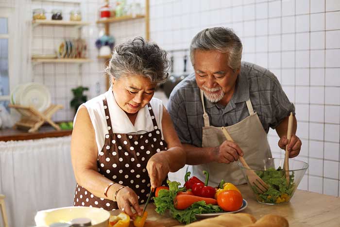 آشپزی کردن یک زوج سالمند